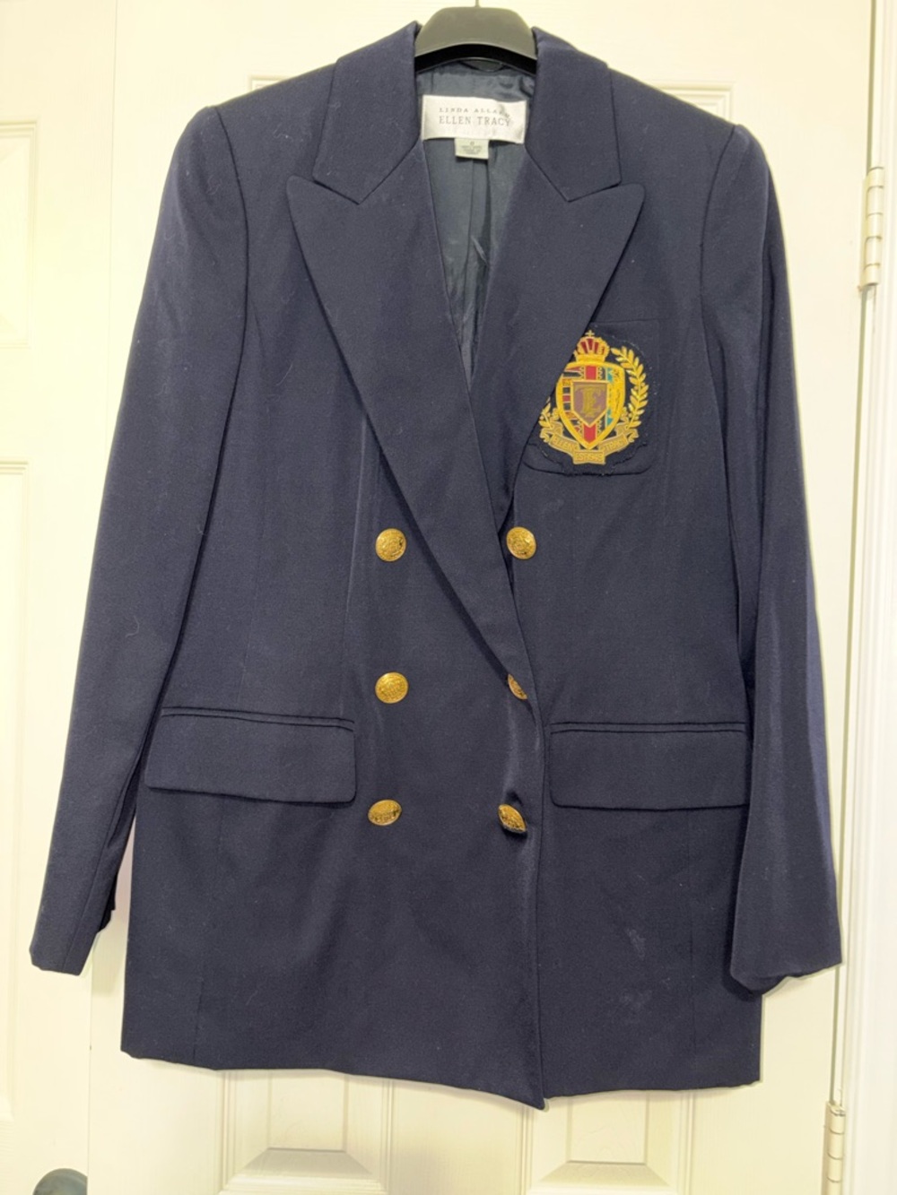 Ellen Tracy Navy Blazer with Gold Crest. 80s VINTAGE w/ 2 extra buttons - Picture 2 of 13